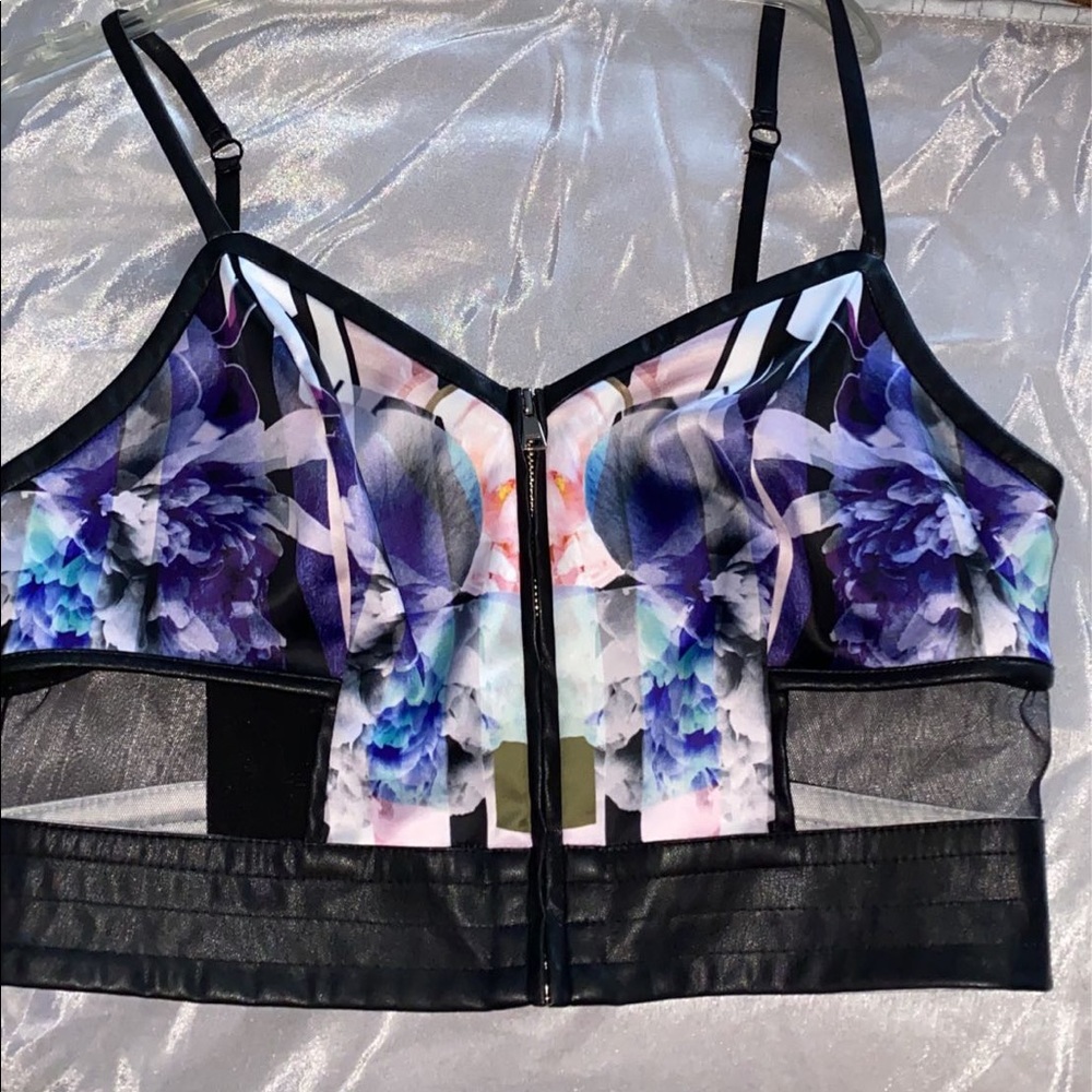 Super cute floral Bebe crop